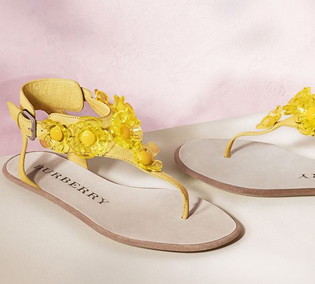 Effortless sandals with playful flower detail 