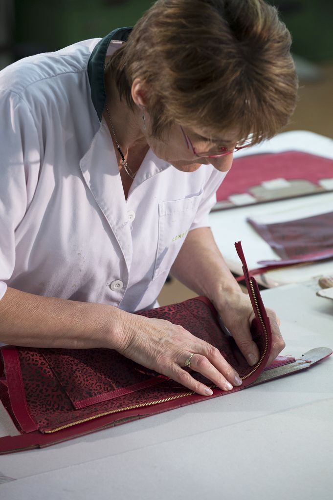 Making-of-longchamp-le-pliage-heritage-tote-step-15