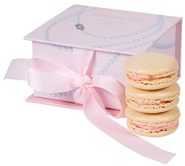 Laduree-x-Mikimoto-lychee-rose-macarons-Sandwich-2