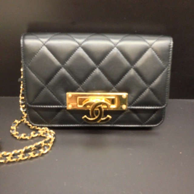 A-Closer-Look-Chanel-Golden-Class-Double-CC-WOC