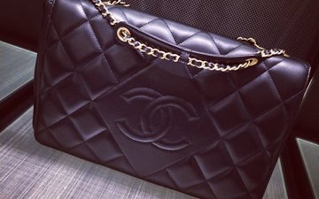 Chanel Diamond CC Flap thumb