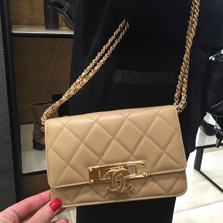 chanel-golden-class-double-cc-woc