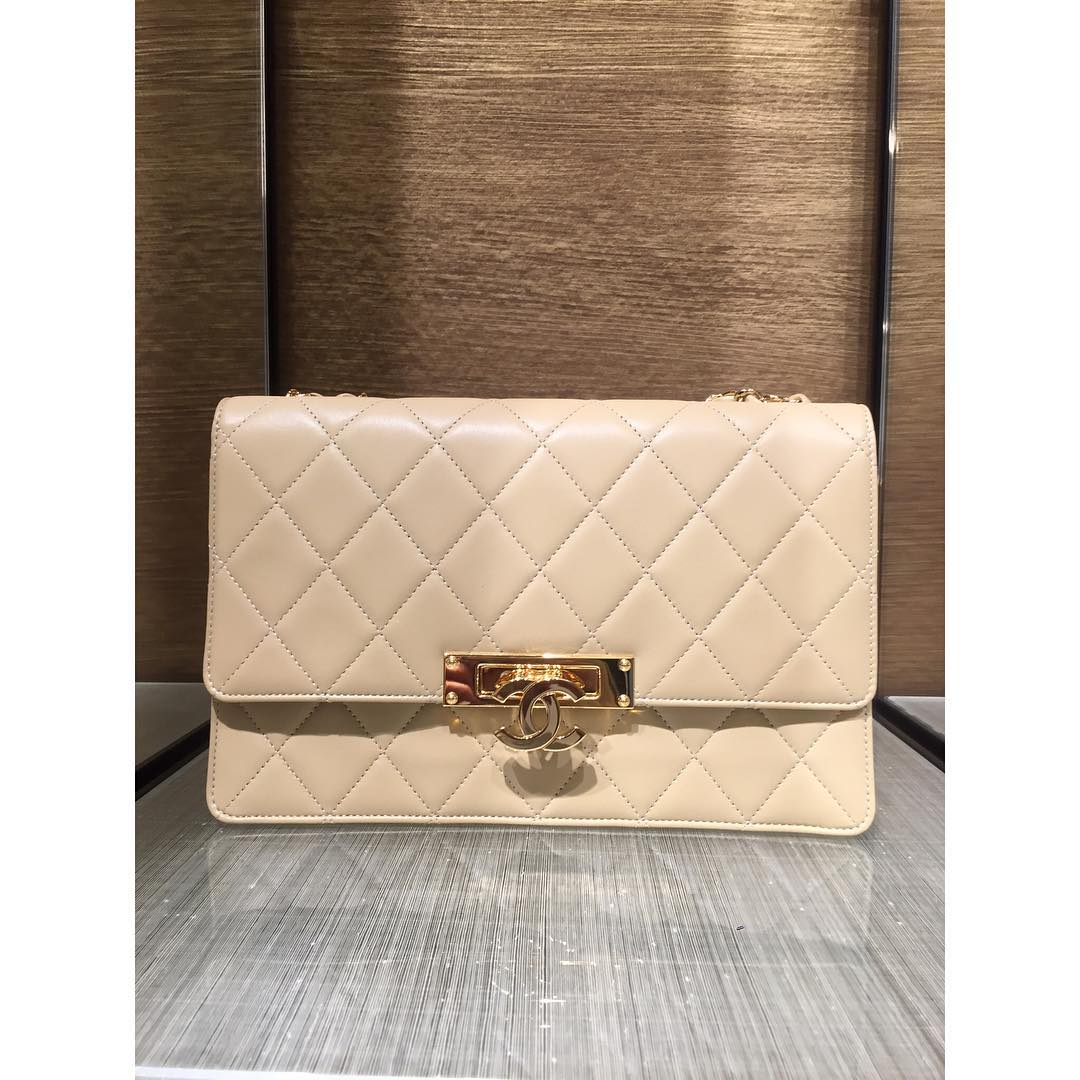 Chanel-golden-class-cc-wallet-on-chain