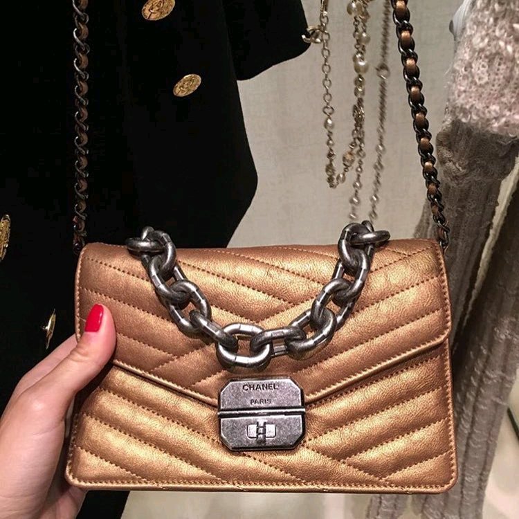 A-Closer-Look-Chanel-Chevron-Envelope-Shoulder-Bag