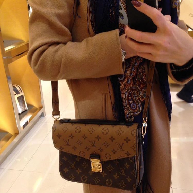 louis-vuitton-reversed-monogram-pochette-metis-bag-4