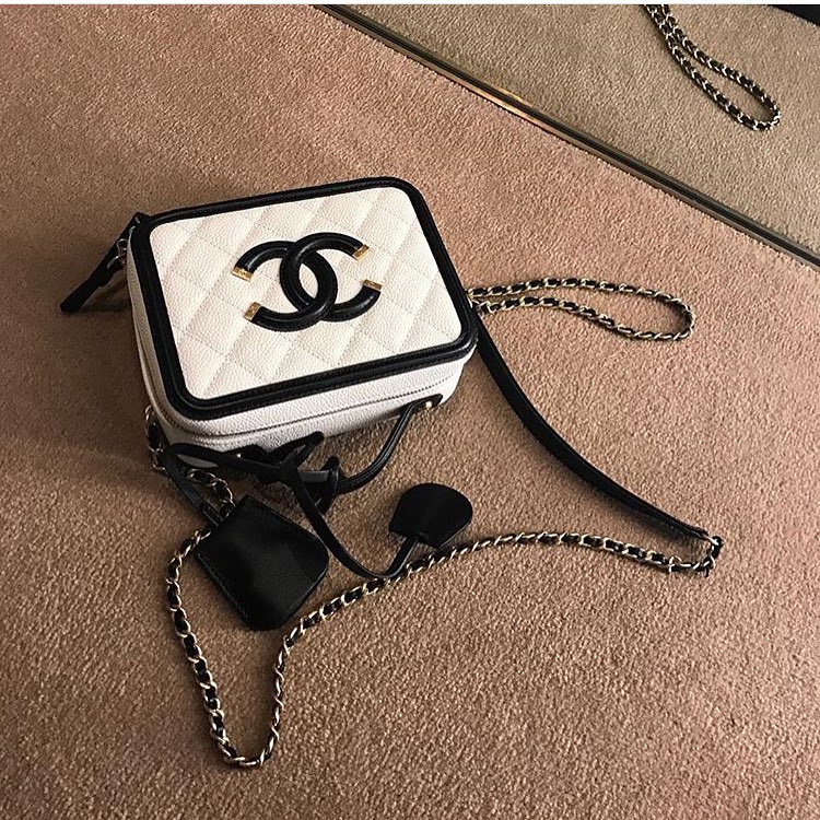 Chanel-CC-Filigree-Vanity-Case-Bag-11