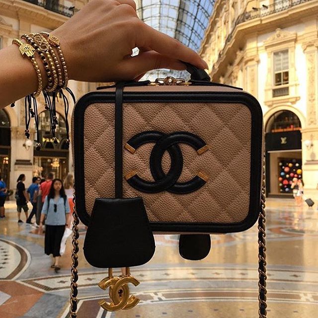 Chanel-CC-Filigree-Vanity-Case-Bag-13