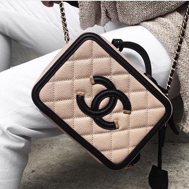 Chanel-CC-Filigree-Vanity-Case-Bag-Will-Return-For-Spring-Summer-2017-Act-1-2