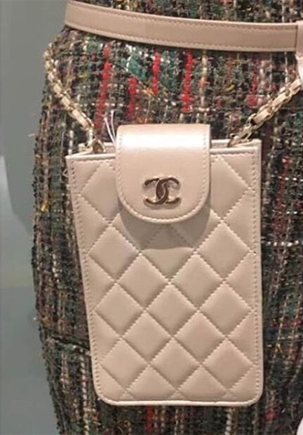 chanel-zipped-pouch-with-chain