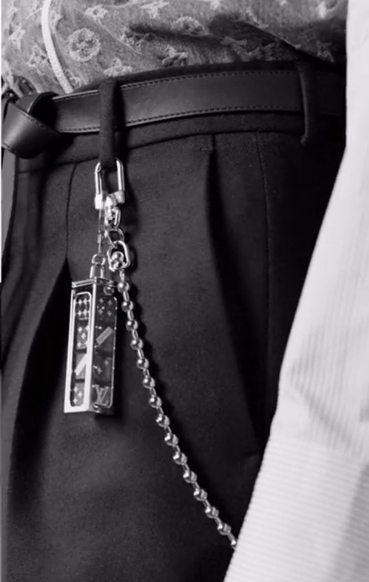 Louis-Vuitton-x-supreme-keyring