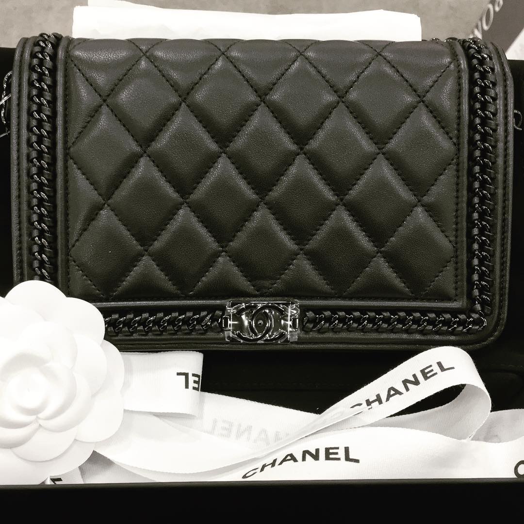 Chanel-chain-boy-woc-all-black